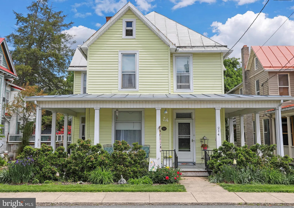 Pretty house! Nice curb appeal! Circa 1903 in Virginia. $250,000