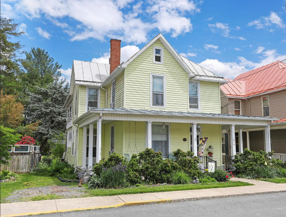 Pretty house! Nice curb appeal! Circa 1903 in Virginia. $250,000