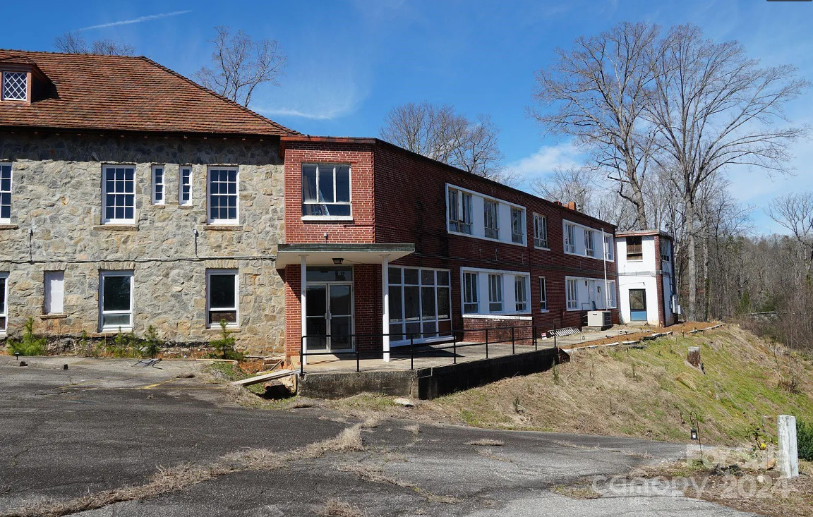 Old St. Luke’s Hospital! 38 beds/17 baths. Two acres in North Carolina. $795,000