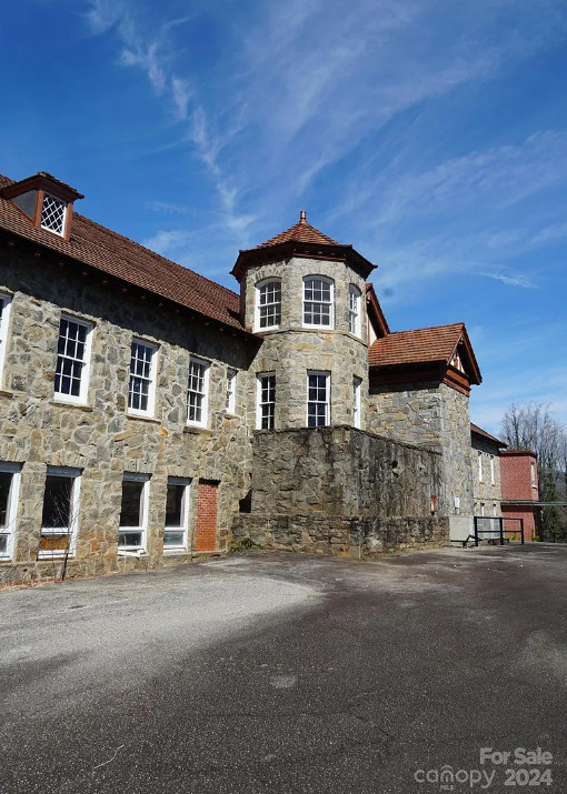 Old St. Luke’s Hospital! 38 beds/17 baths. Two acres in North Carolina. $795,000