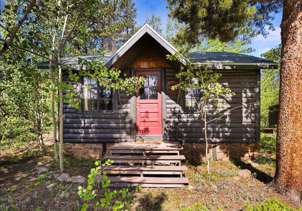 Has a little pickleball court! Furnished cabin in Colorado. $287,900