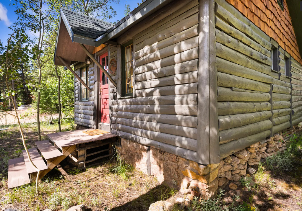 Has a little pickleball court! Furnished cabin in Colorado. $287,900