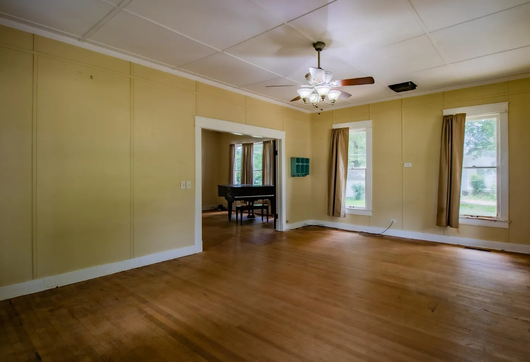 Nice details inside! Circa 1916 in Arkansas. $165,000