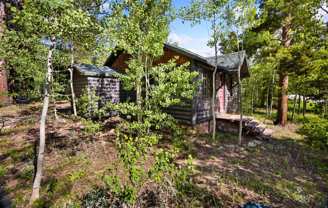 Has a little pickleball court! Furnished cabin in Colorado. $287,900