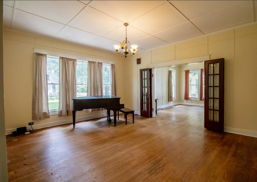 Nice details inside! Circa 1916 in Arkansas. $165,000