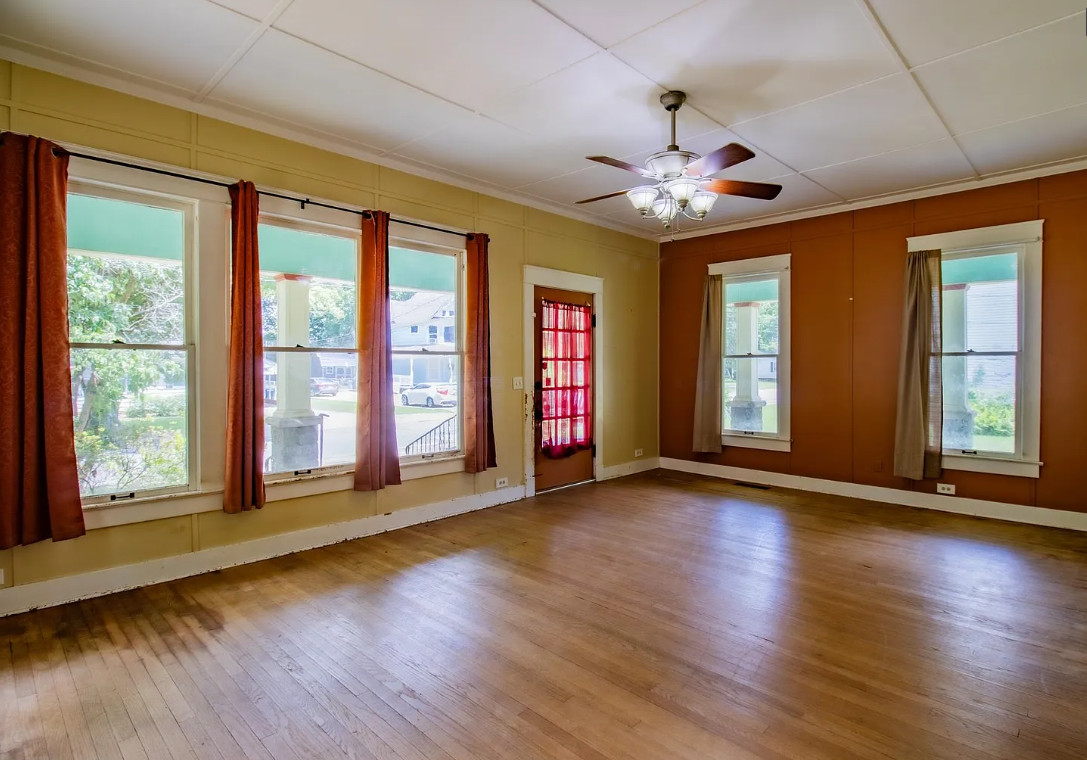 Nice details inside! Circa 1916 in Arkansas. $165,000