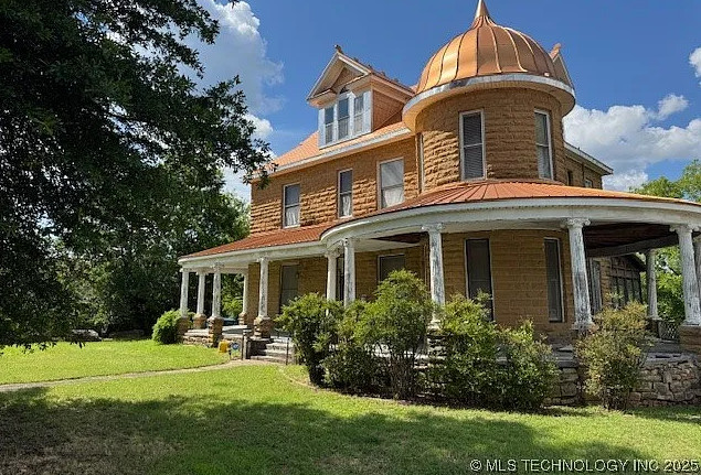 Has a guest house! Being sold fully furnished! C. 1905 in Oklahoma. $249,000