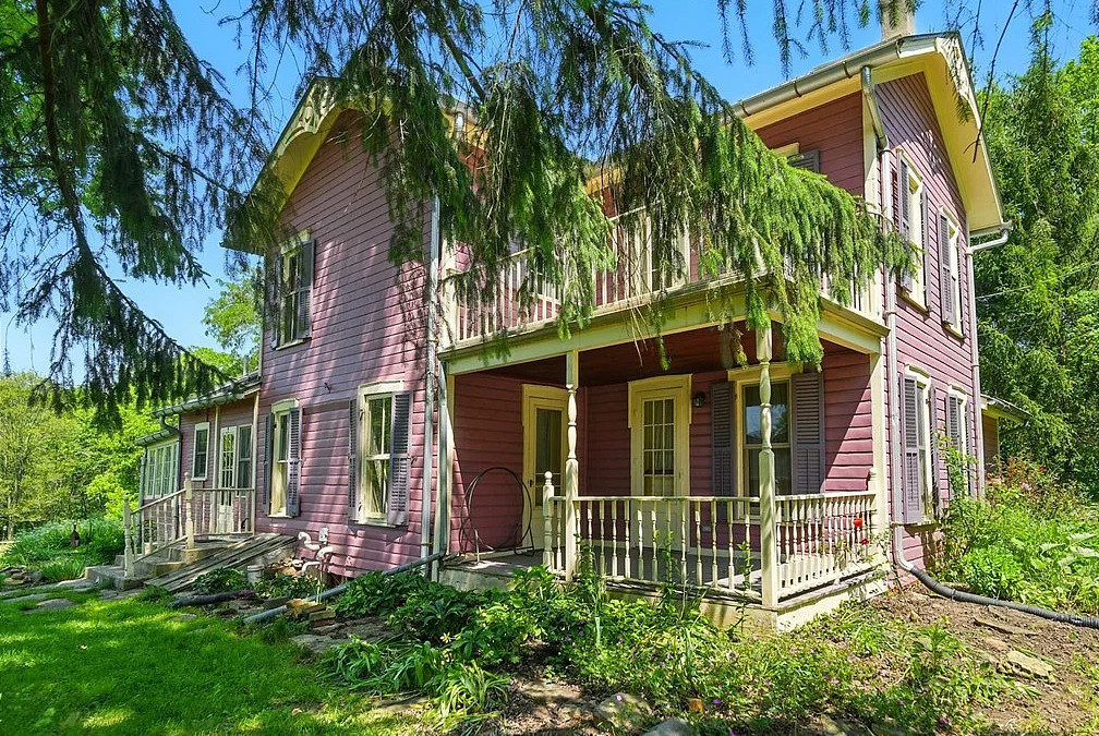 Pretty exterior! Circa 1890. Over four acres in Ohio. $279,900