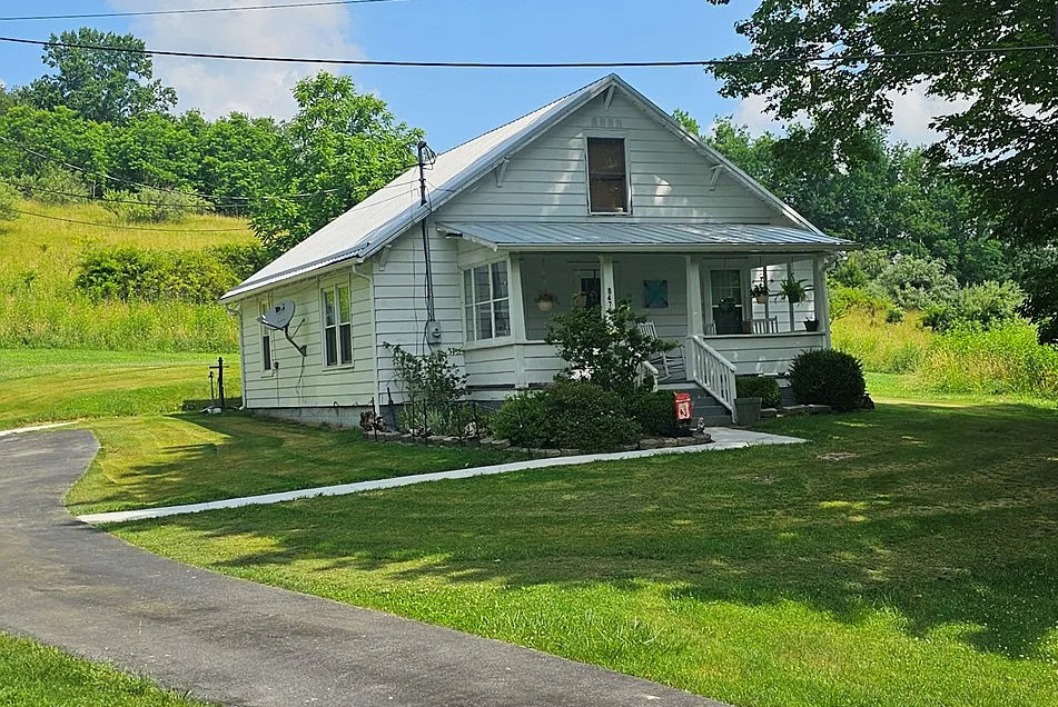 Such a pretty area! Cute house! Almost four acres in Virginia. $159,500