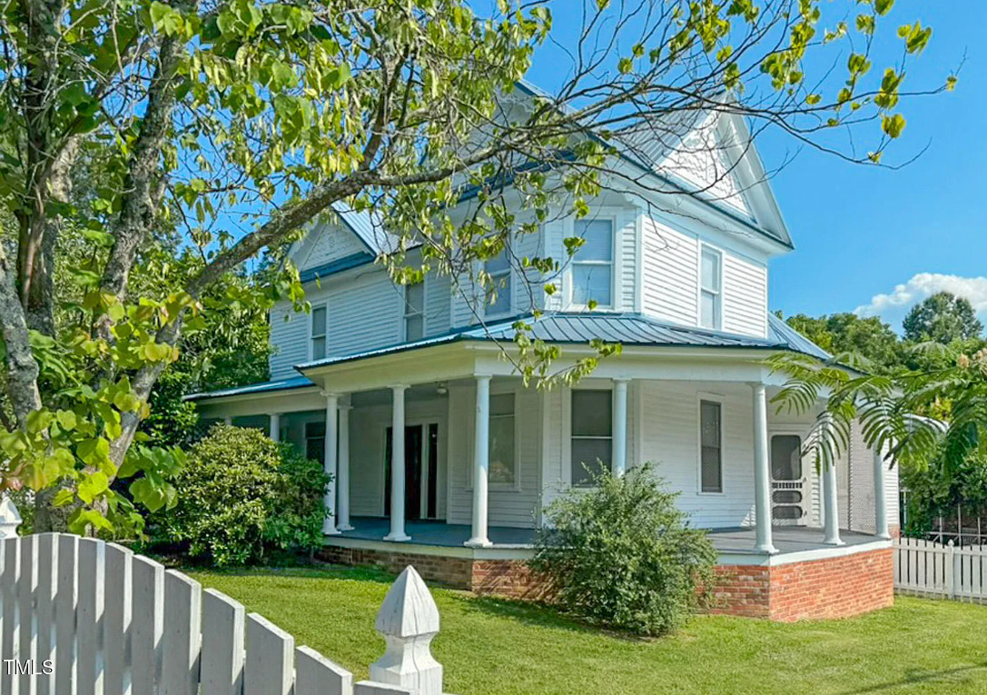 Porch goals! Circa 1907 in North Carolina. $300,000
