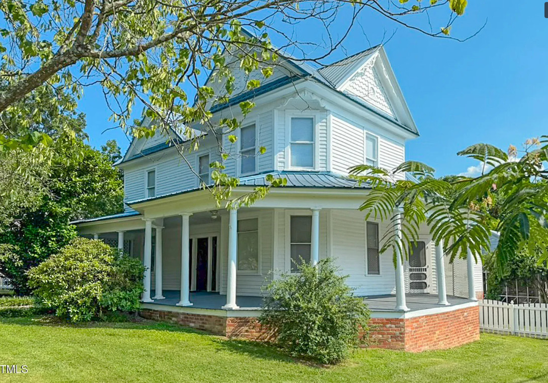 Porch goals! Circa 1907 in North Carolina. $300,000