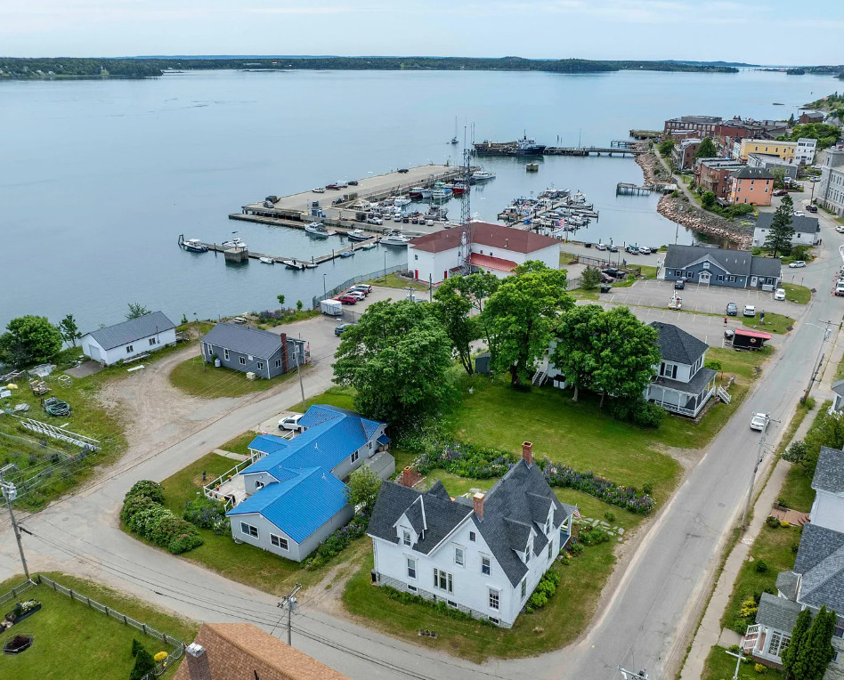 So pretty! Fully furnished. Circa 1830 in Maine. $450,000