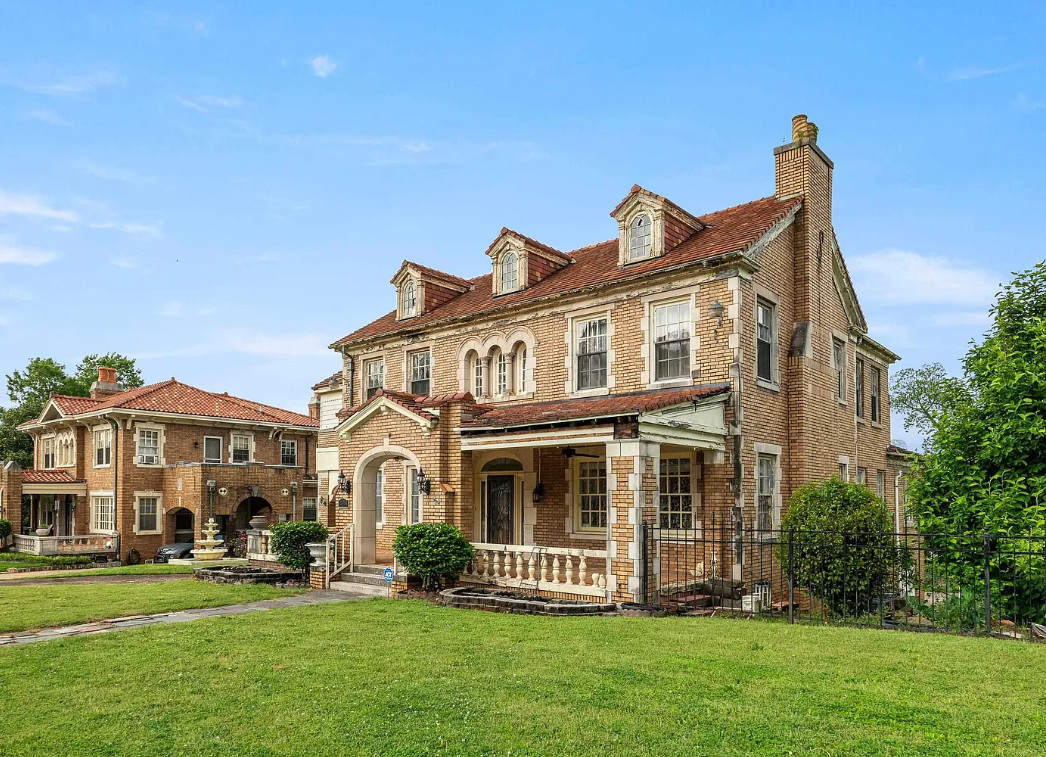 Pretty details! 6 beds/6 baths! Schilleci House, C. 1930 in Alabama. $299,000