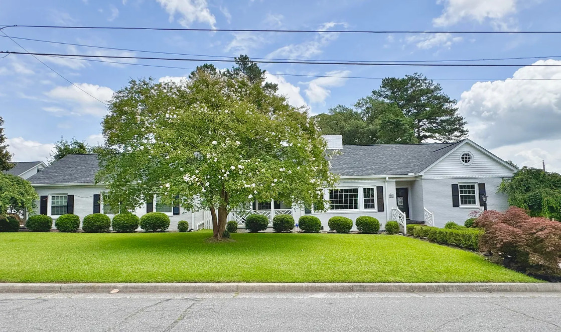 Nice curb appeal! Pretty interior! Has a guest apartment! C. 1949 in NC. $260,000