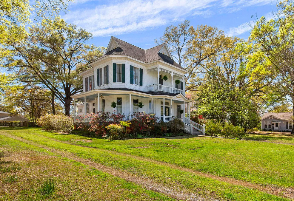 Porch goals and a pretty interior! Smith-Riddell House, C. 1900 in Mississippi. $275,000