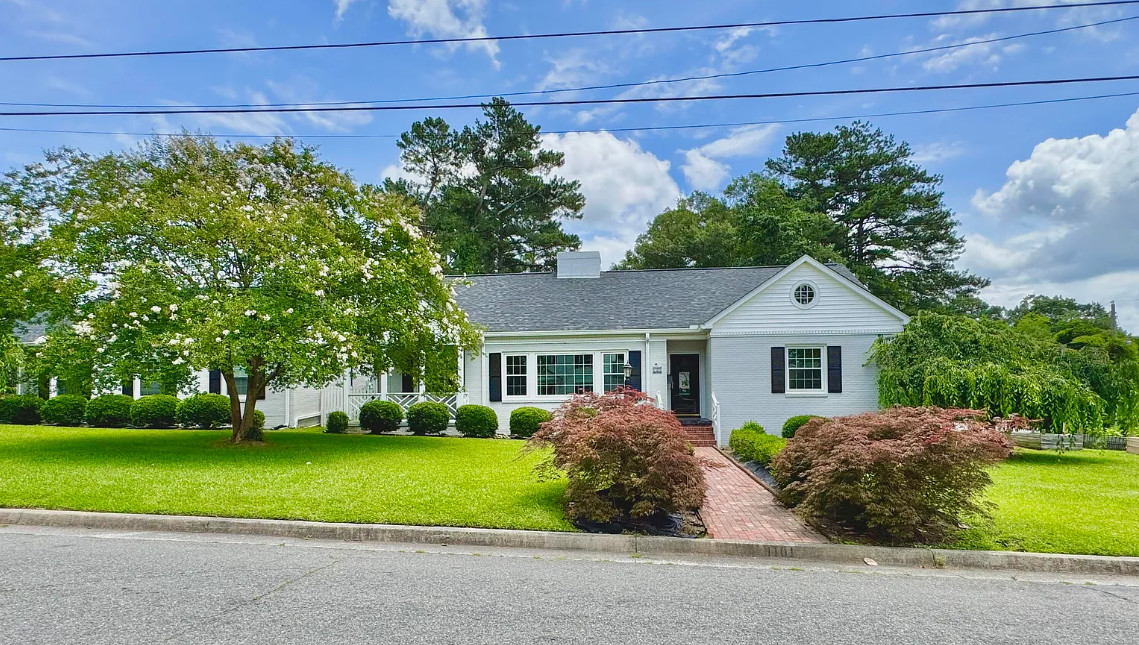 Nice curb appeal! Pretty interior! Has a guest apartment! C. 1949 in NC. $260,000