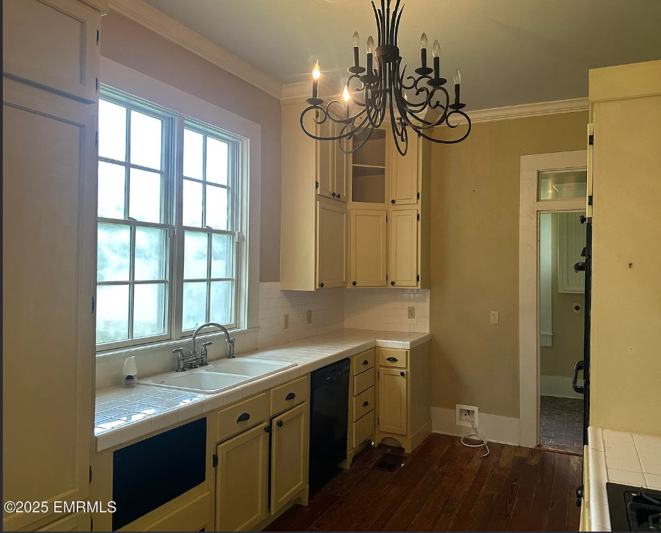 Look inside! 4 beds/4 baths! Circa 1890 in Mississippi. $135,000