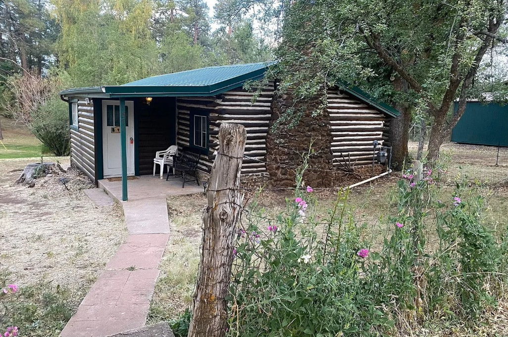 Throop Cabin. Cute interior! Circa 1935 in Arizona. $339,000