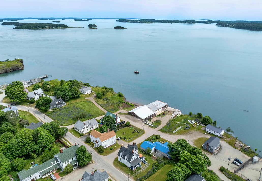 So pretty! Fully furnished. Circa 1830 in Maine. $450,000