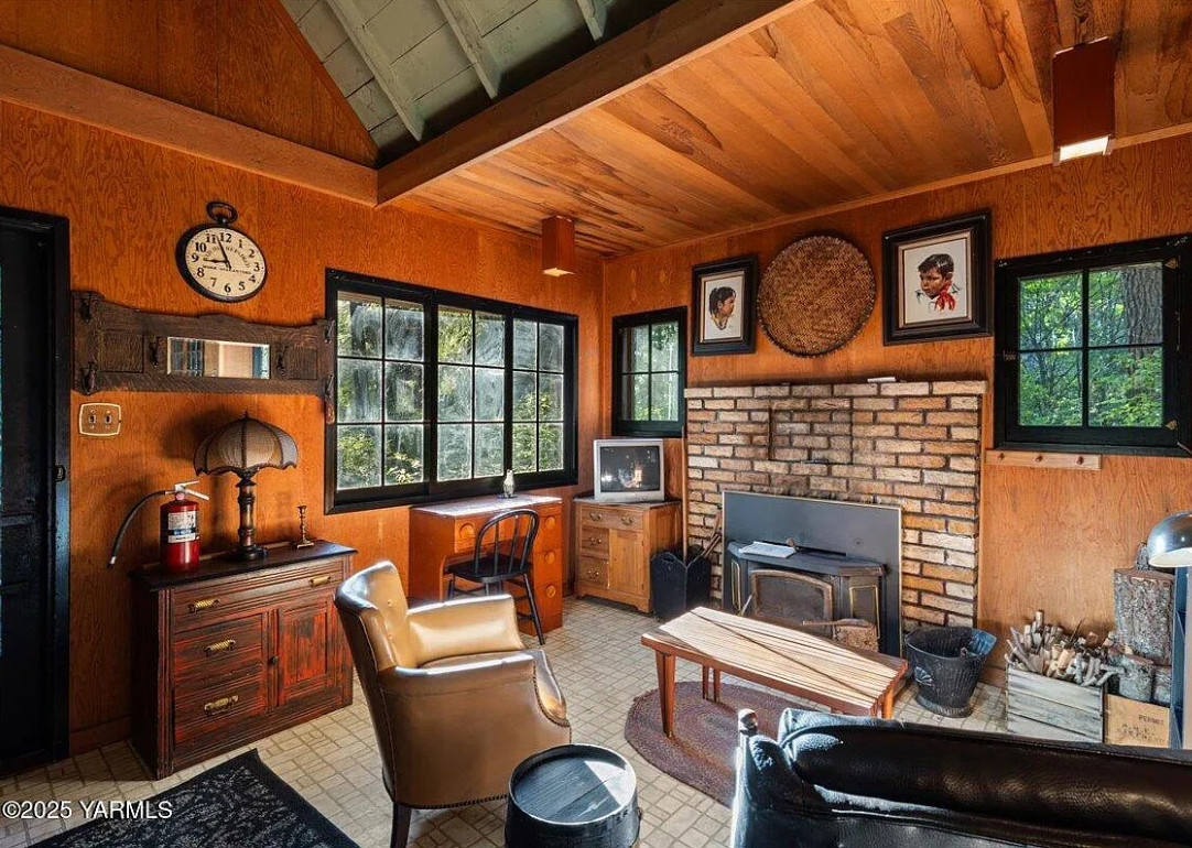 Character! TWO cabins in Washington. $159,900