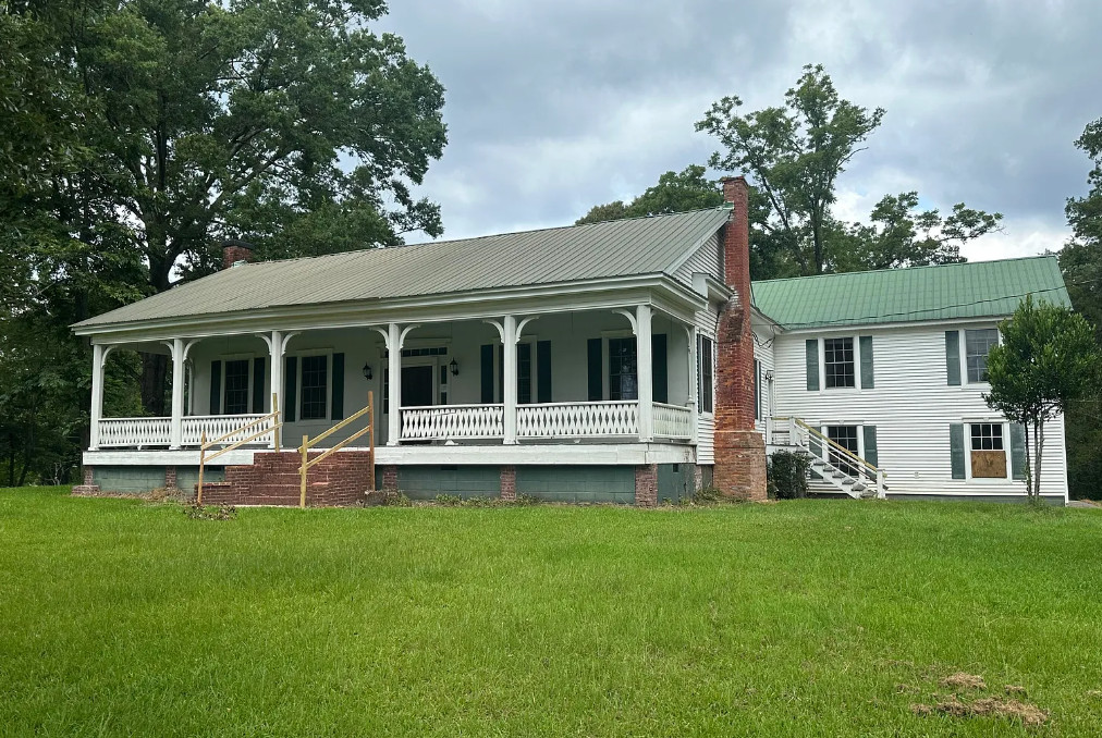 Look inside! 4 beds/4 baths! Circa 1890 in Mississippi. $135,000
