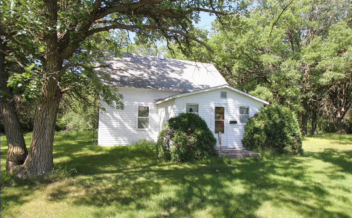 The old barn is cool! On 23 acres in Minnesota. $115,000