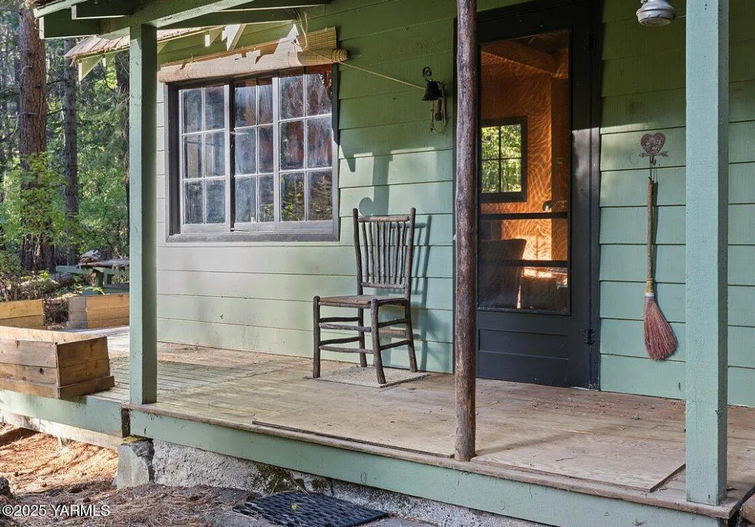 Character! TWO cabins in Washington. $159,900