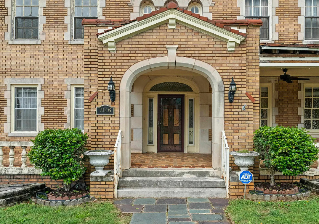 Pretty details! 6 beds/6 baths! Schilleci House, C. 1930 in Alabama. $299,000