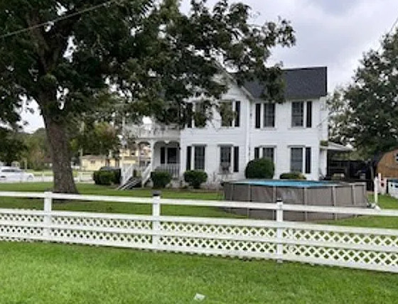 Hour to Nags Head, North Carolina! Town’s first hotel. Great staircase! $289,900