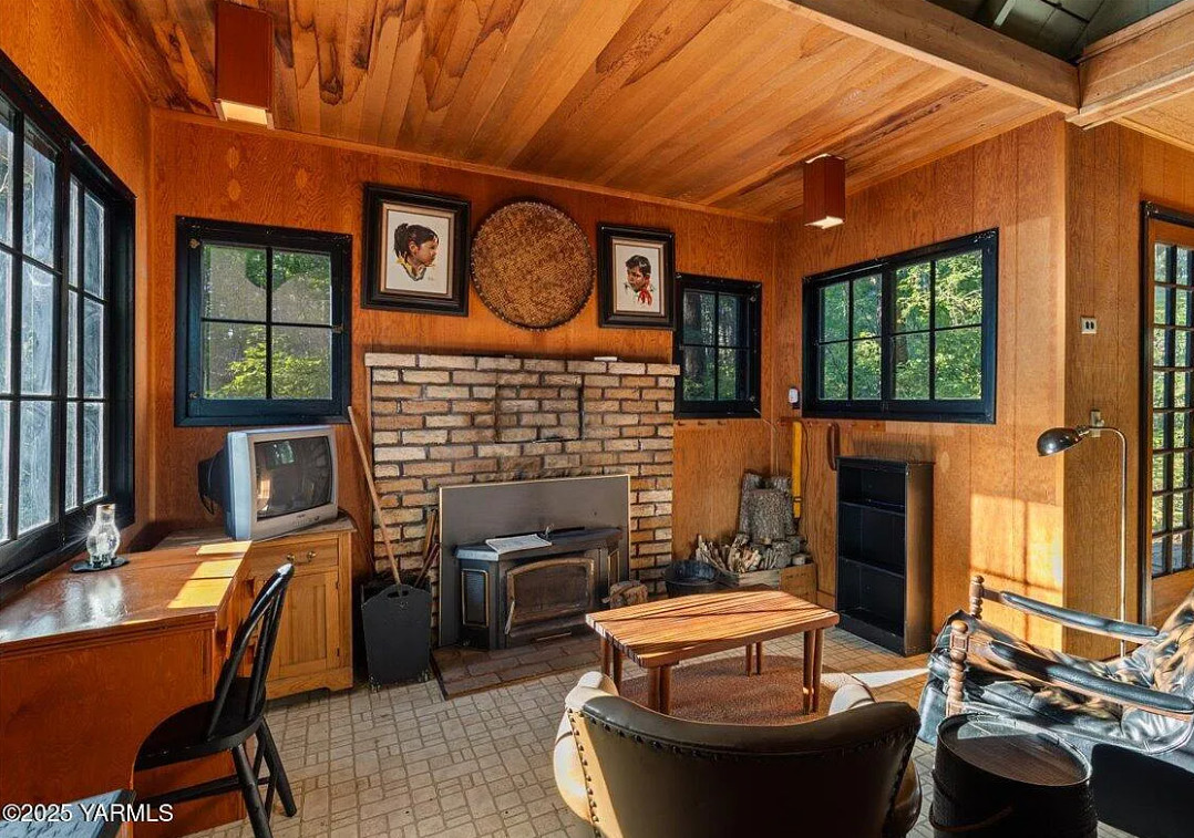 Character! TWO cabins in Washington. $159,900
