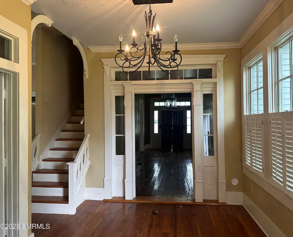 Look inside! 4 beds/4 baths! Circa 1890 in Mississippi. $135,000