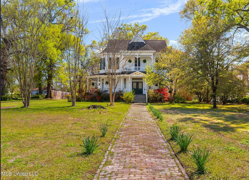 Porch goals and a pretty interior! Smith-Riddell House, C. 1900 in Mississippi. $275,000