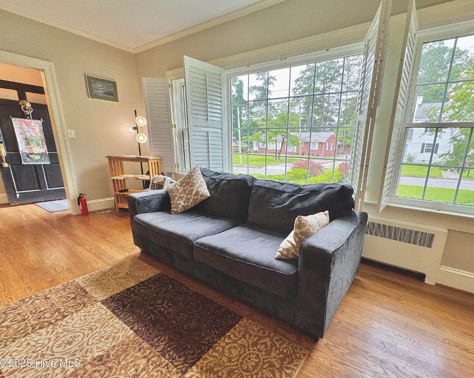 Nice curb appeal! Pretty interior! Has a guest apartment! C. 1949 in NC. $260,000