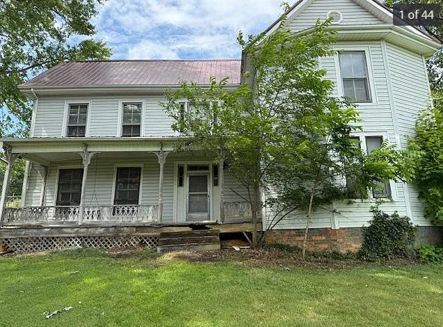 Pretty area! Nice staircase! C. 1880 in Virginia. $125,000