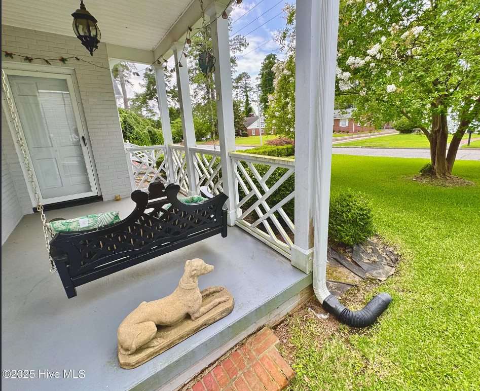Nice curb appeal! Pretty interior! Has a guest apartment! C. 1949 in NC. $260,000