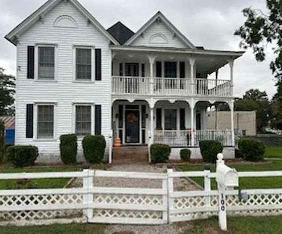 Hour to Nags Head, North Carolina! Town’s first hotel. Great staircase! $289,900