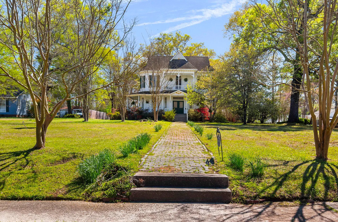 Porch goals and a pretty interior! Smith-Riddell House, C. 1900 in Mississippi. $275,000