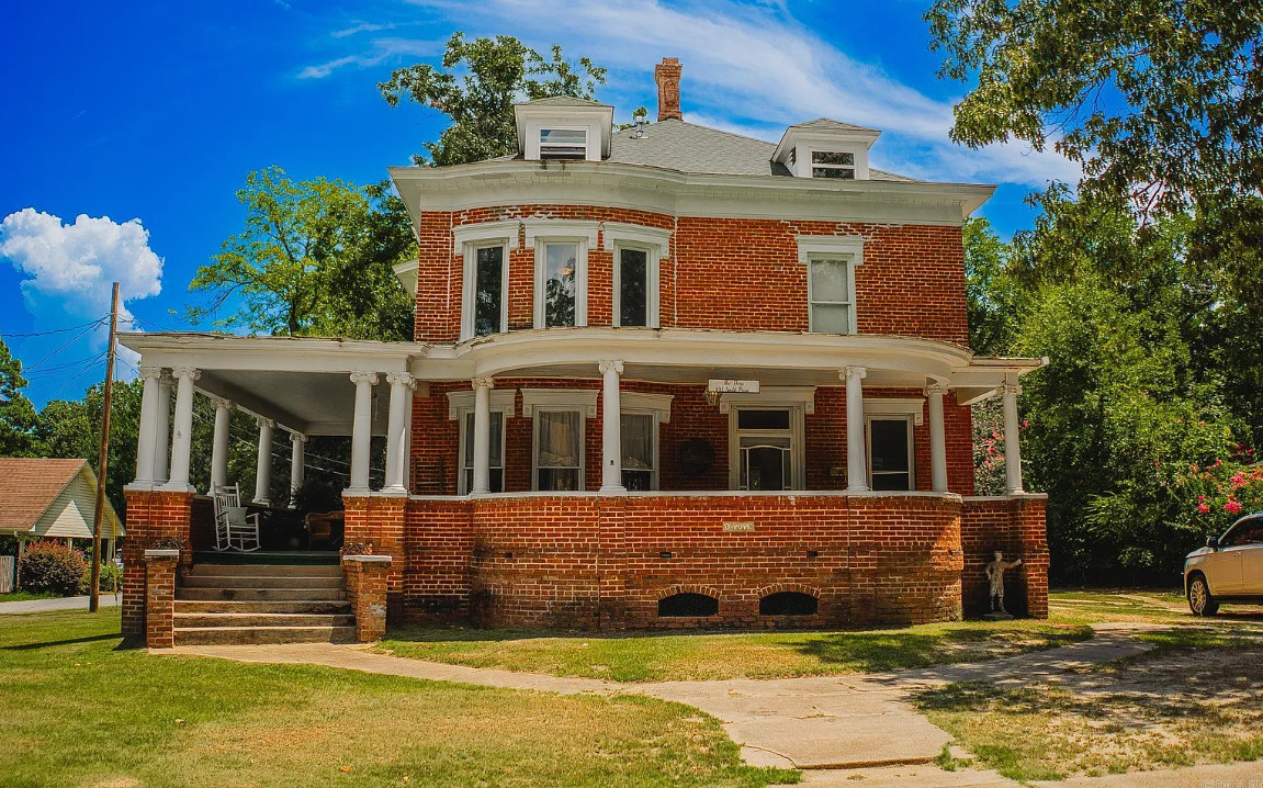 Big house with 4,000 square feet! Circa 1902 in Arkansas. $325,000