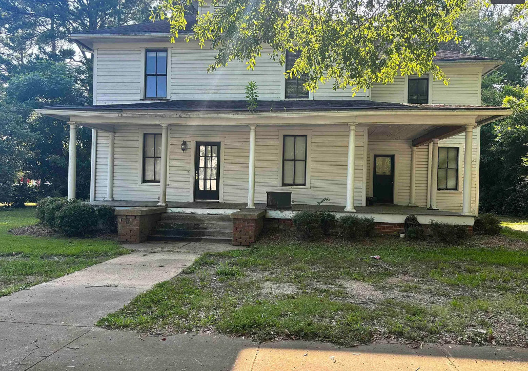 Nice kitchen! Big porch! Six bedrooms! C. 1910 in Alabama. $139,000