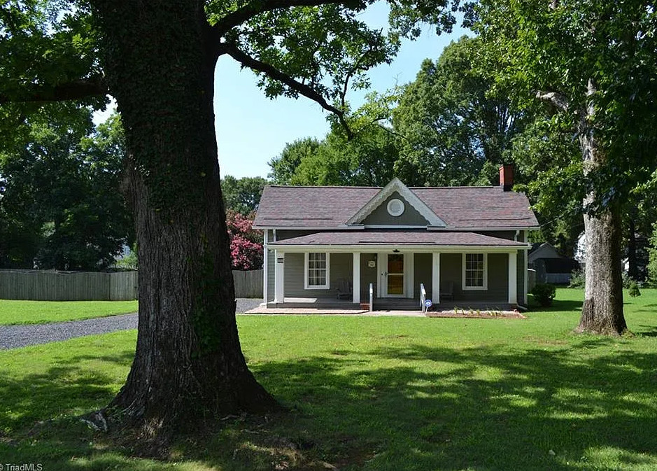 &#8220;Byerly&#8221;, Circa 1885 in North Carolina. Big backyard! $189,900