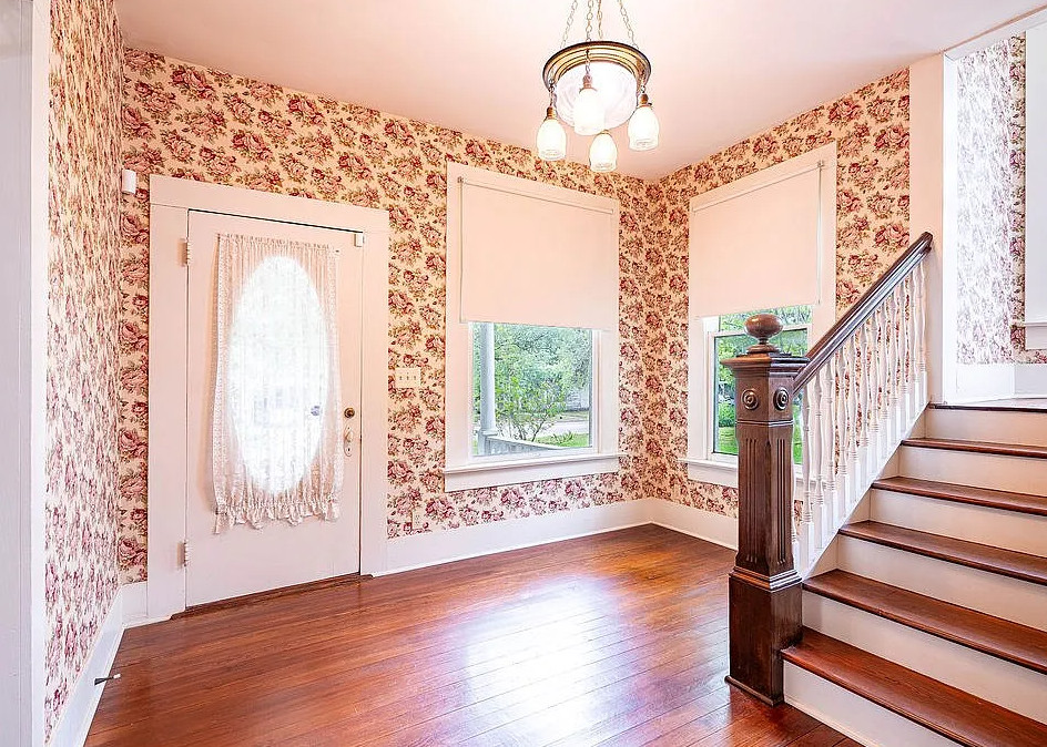 Quaint looking! Circa 1910 in Texas. $260,000