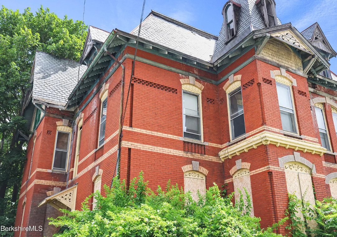 $53,000! Another Massachusetts Fixer Upper! C. 1885.