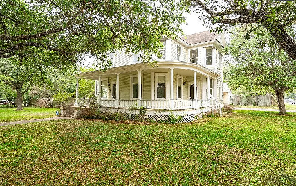 Quaint looking! Circa 1910 in Texas. $260,000