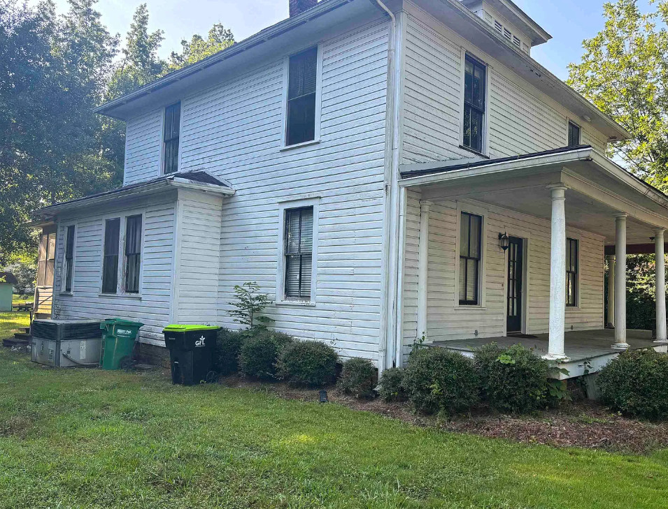 Nice kitchen! Big porch! Six bedrooms! C. 1910 in Alabama. $139,000
