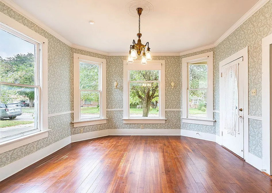 Quaint looking! Circa 1910 in Texas. $260,000