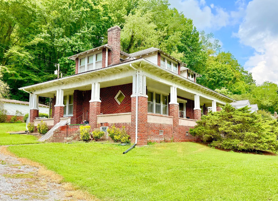 Pretty woodwork! C. 1940. On 1 1/2 acres in Virginia. $154,900