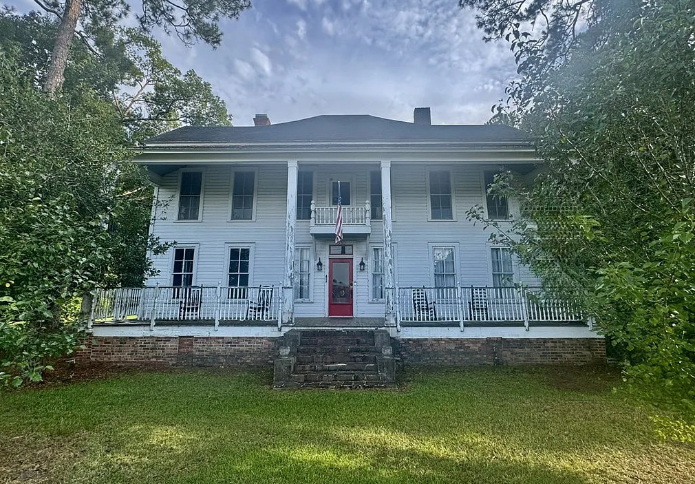 Big house with almost 4,000 square feet! Over one acre in Georgia. $350,000