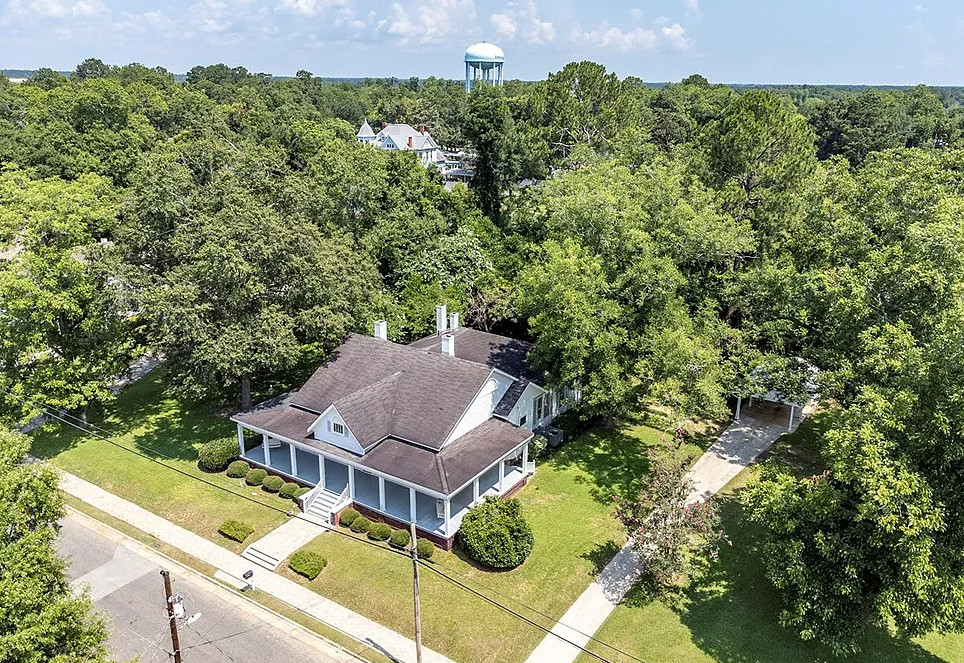 Porch goals! Look at the floors inside! 7 fireplaces! C. 1890 in Georgia. $189,900