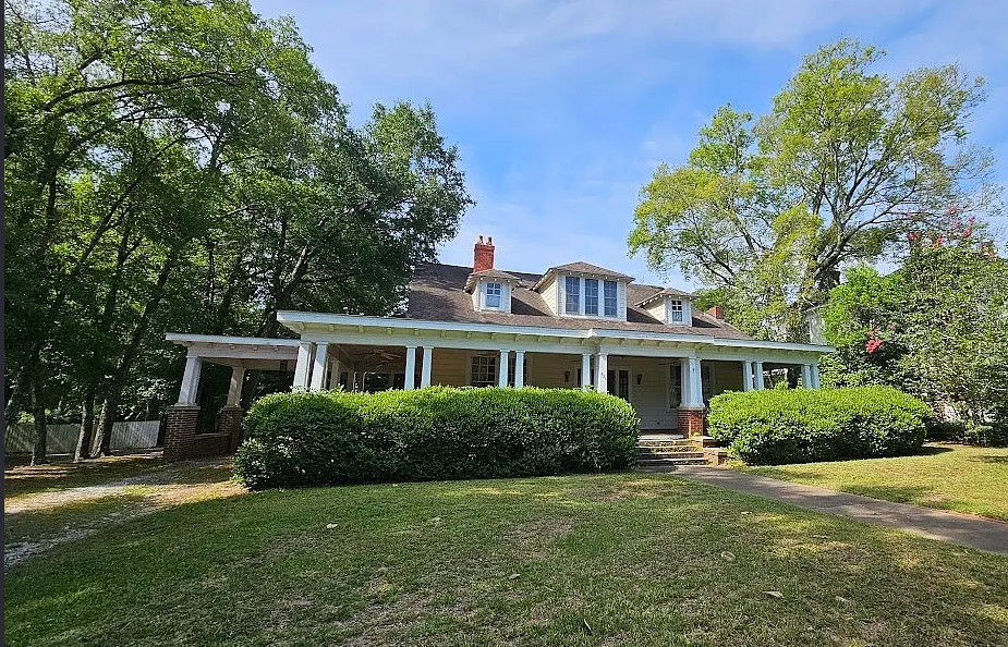 Now that’s a porch! Nice interior! C. 1926 in Alabama. $269,000