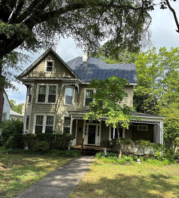 Pocket doors! Nice town! Circa 1902 in Virginia. $229,900
